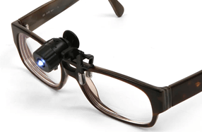 Linterna con clip adaptable para gafas