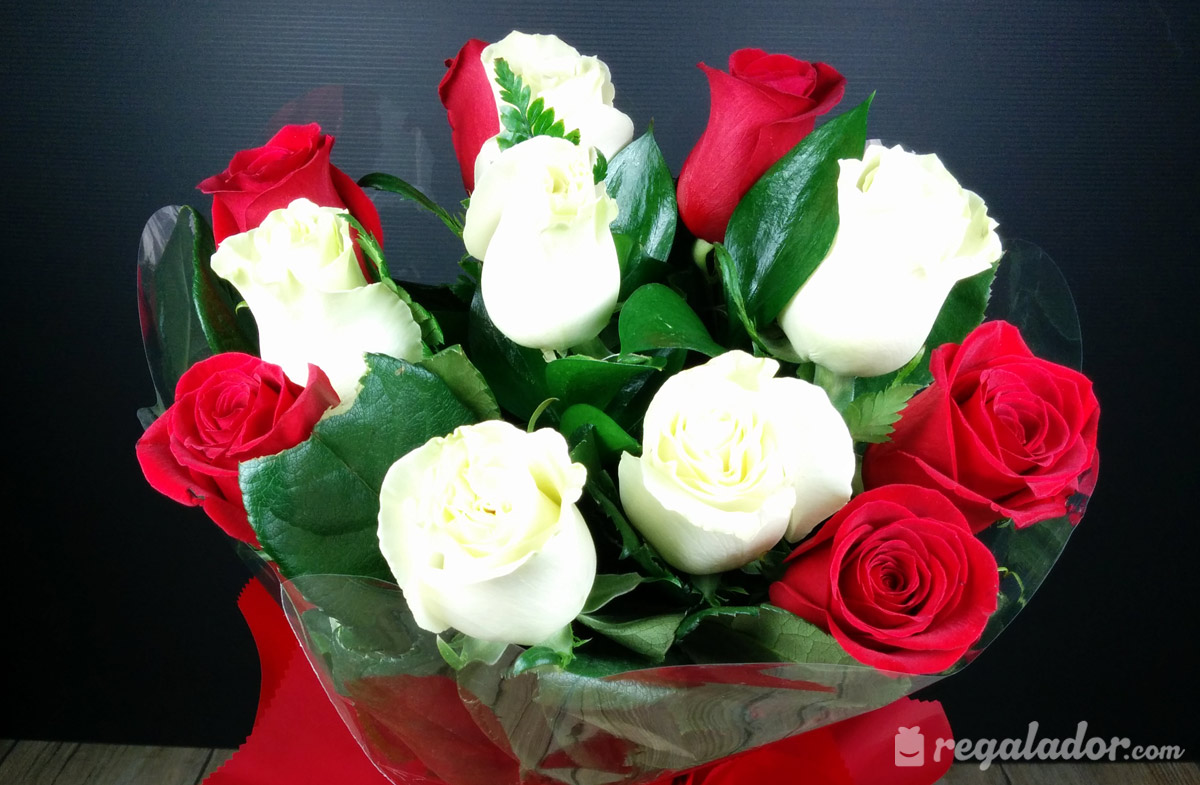 Ramo de rosas rojas y blancas | Regalador.com