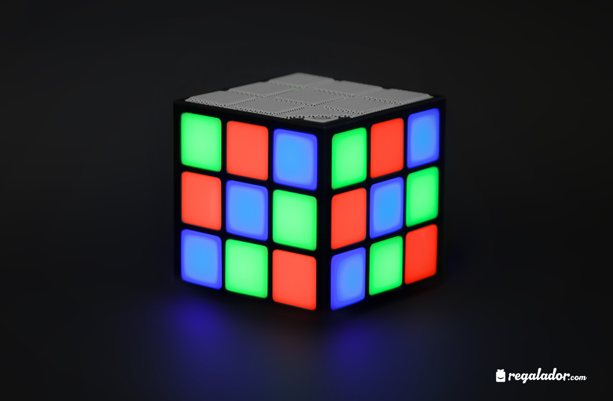 Altavoz con luces en cubo de Rubik Regalador.com