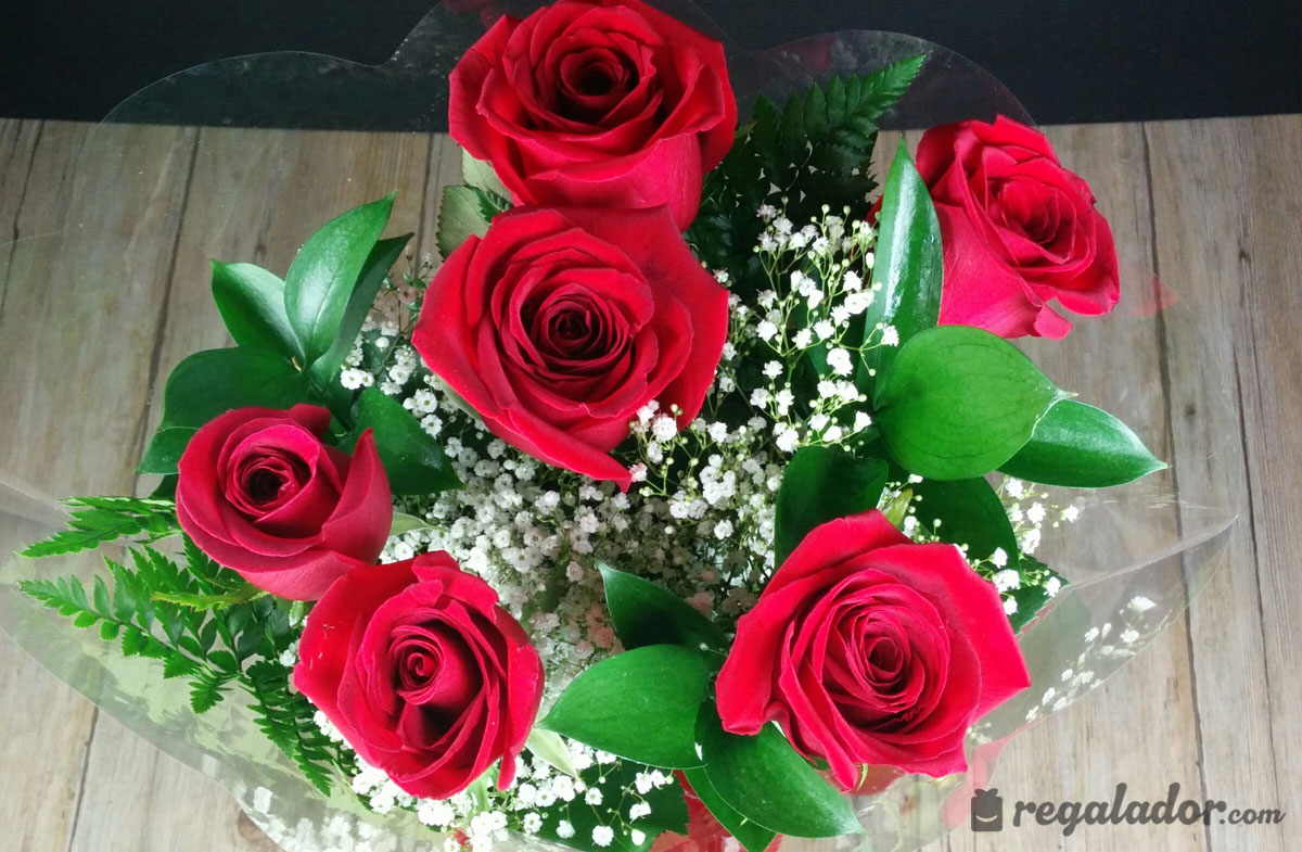 Ramo Buchón de Rosas Rojas, Blancas y Rosas: Elegancia Adornada